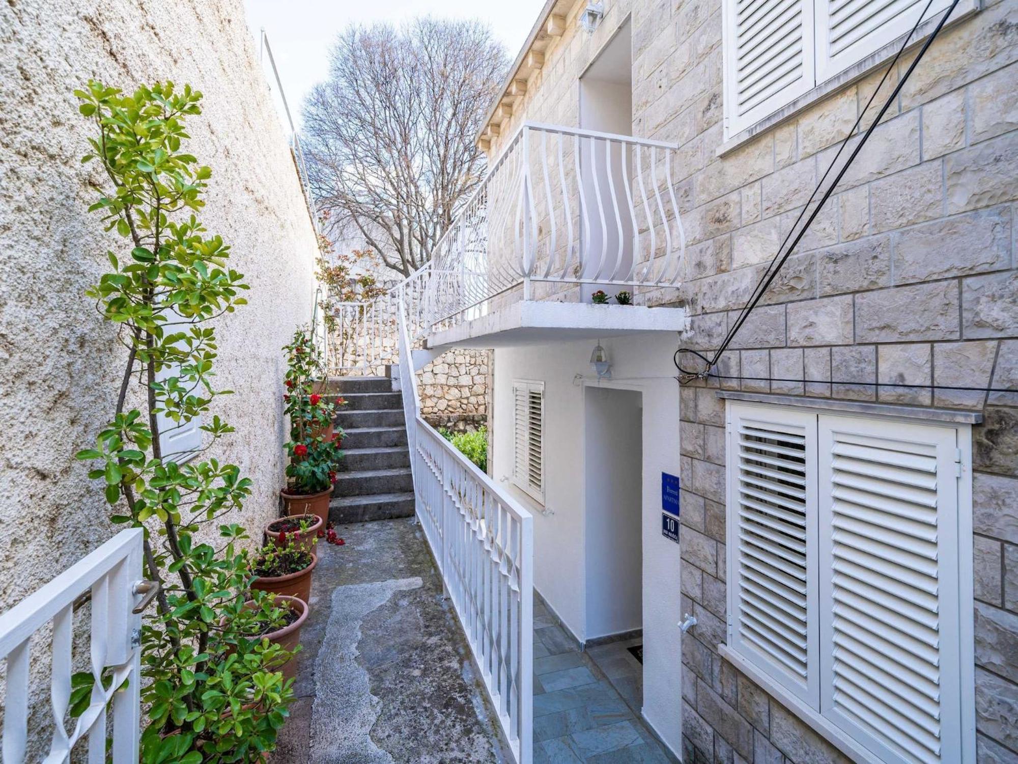Debos - Three-bedroom With Balcony And Sea View Dubrovnik