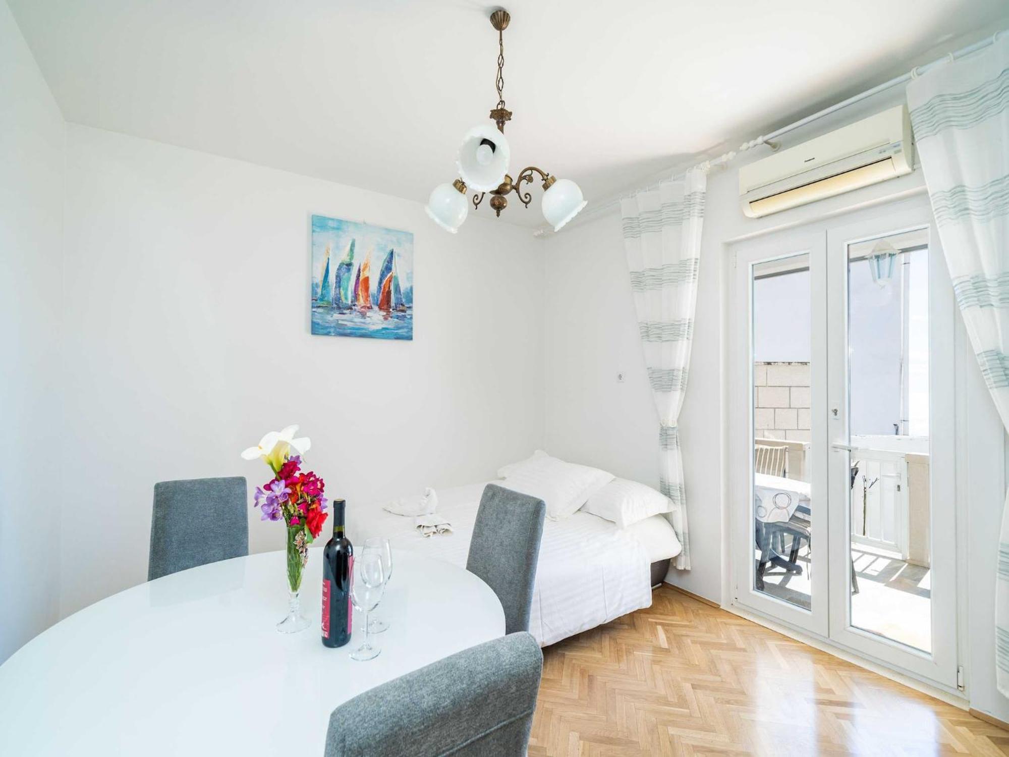 Debos - Three-bedroom With Balcony And Sea View