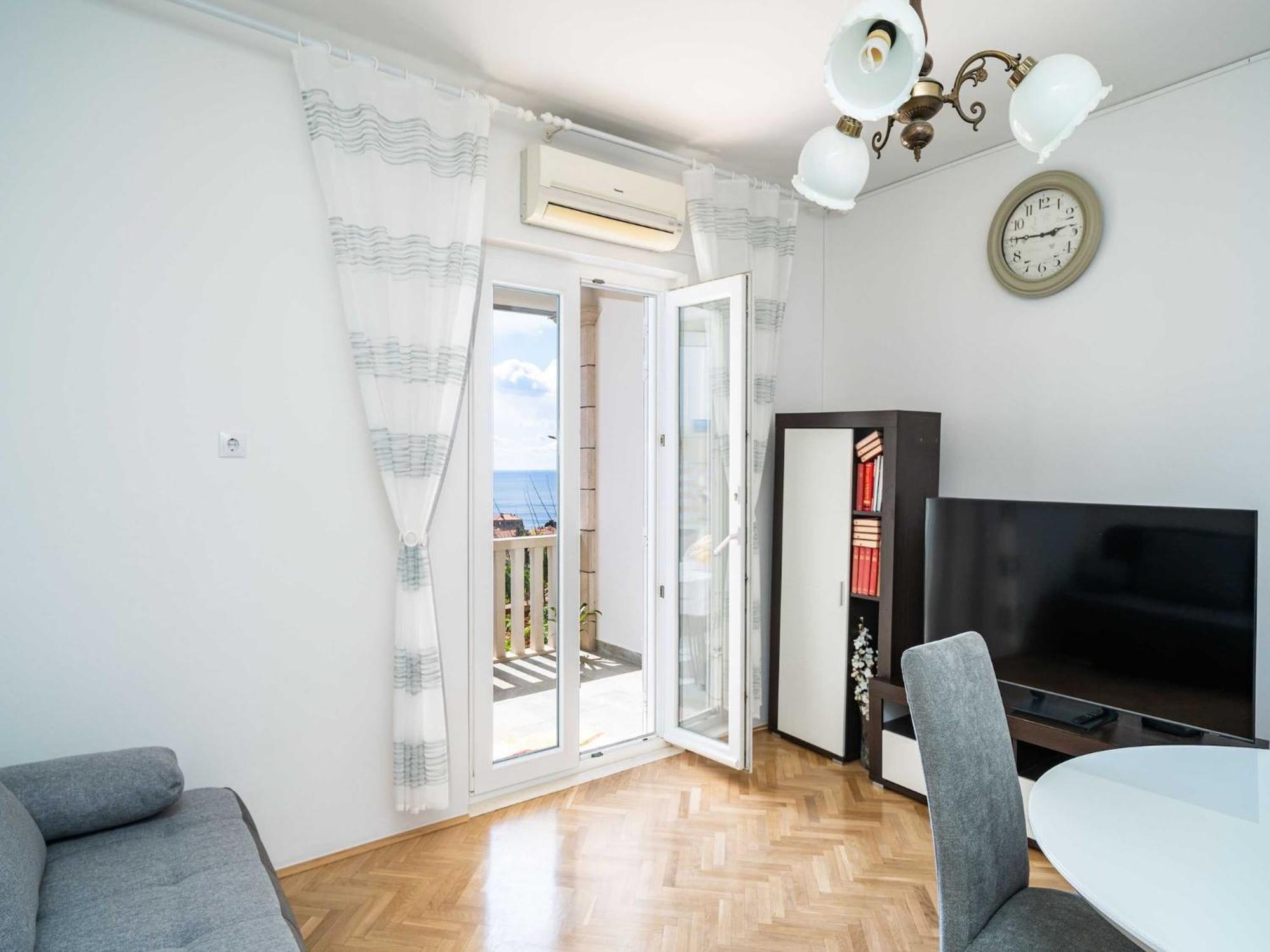 Debos - Three-bedroom With Balcony And Sea View Apartment