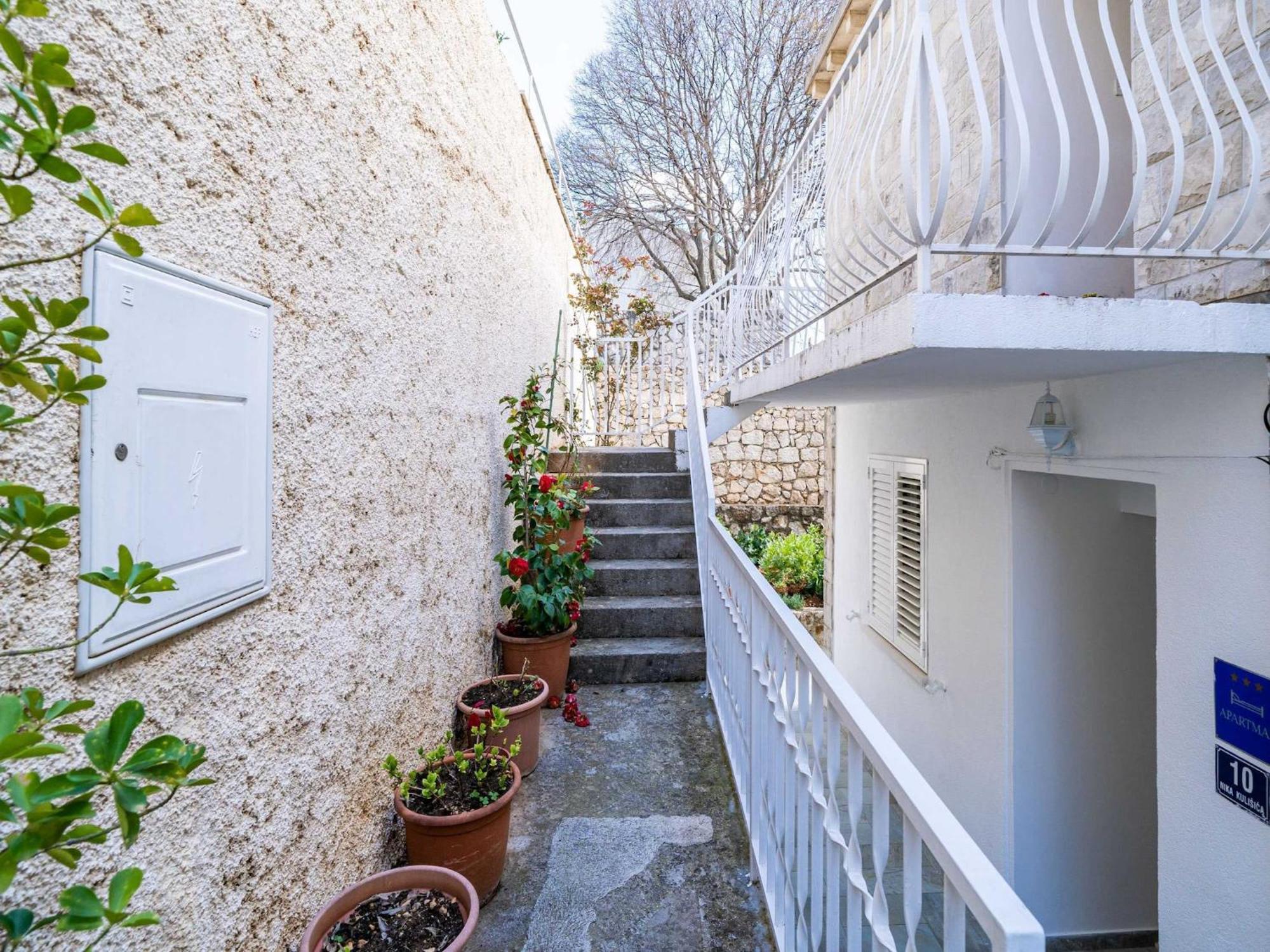 Debos - Three-bedroom With Balcony And Sea View